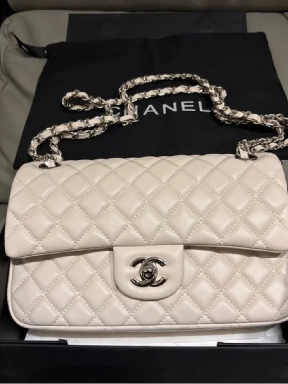☘Chanel White Quilted Shoulder Bag with Sliver Chain
